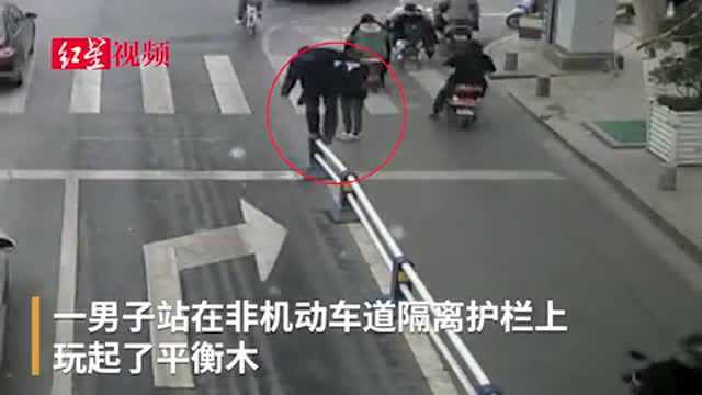 大爷路边隔离护栏上练平衡木 称检测血压高不高