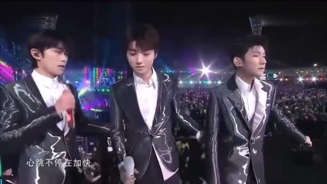 湖南卫视晚会第一个灯牌警告给了TFBOYS,王源粉丝顶风作案