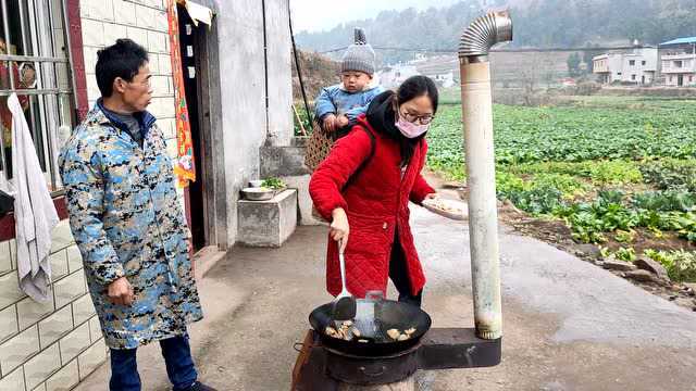 90后宝妈雯雪:午餐红烧鱼和腊肠大杂烩,糖宝口水都快掉进锅里了