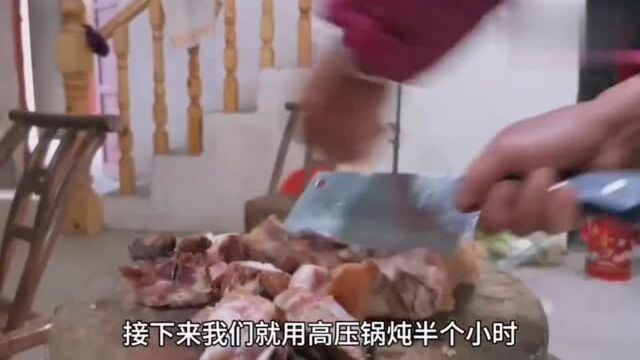 湖南湘西农村,腊猪头烧成金黄色,猪头肉不油腻,一锅还不够吃