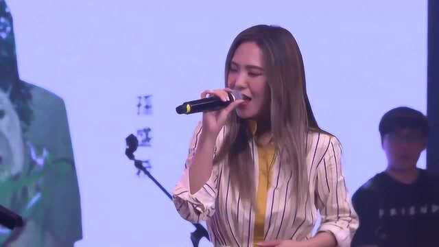 孙盛希一曲《红苹果》嗨爆全场,气氛超燃歌声撩人