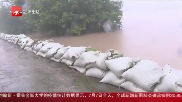 决战梅汛:富春江岛上居民连夜转移 当地多处筑堤排涝