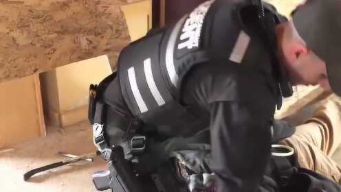 美国赏金猎人抓嫌犯都是怎么捆绑的？眼前这一幕，让人不敢相信！