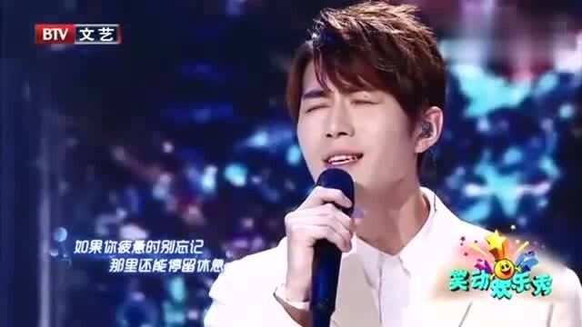 陈学冬李荣浩演绎《不再见》,陈学冬一身白衣翩翩公子,实在好听