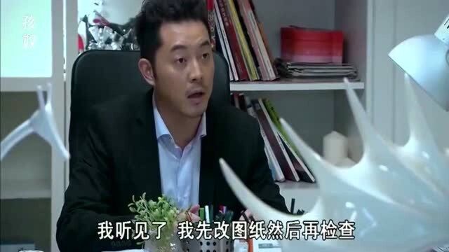 丈夫在工作,妻子却让丈夫给孩子检查作业,自己在一边看杂志