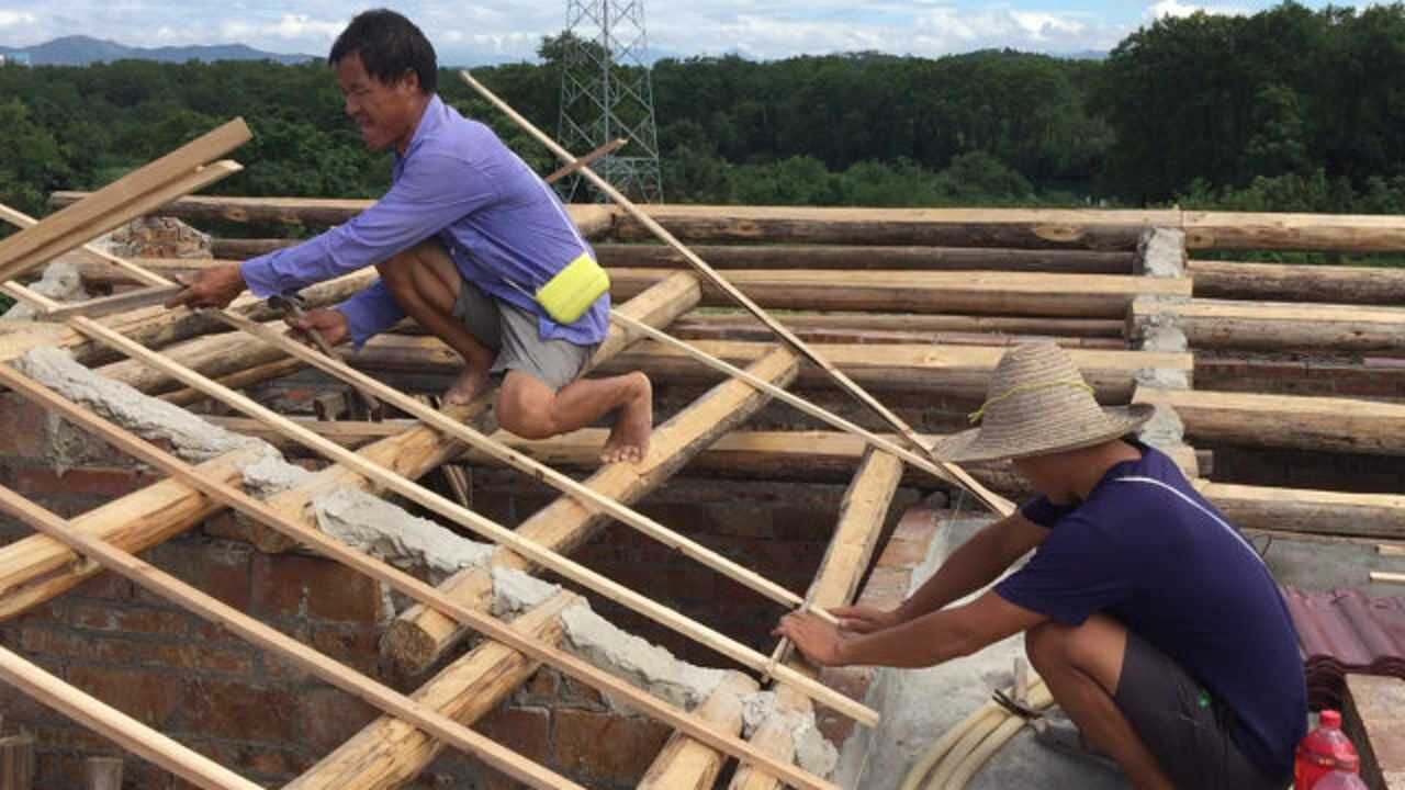 农村小伙第一次盖瓦原来盖瓦这么复杂难怪很多人不想学