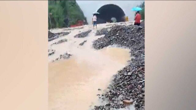 云南昭通多路段突发山洪泥石流,过往交通被中断