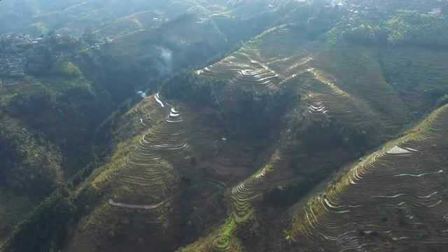 航拍贵州大山里的村寨,住在梯田之上,过着真正的田生