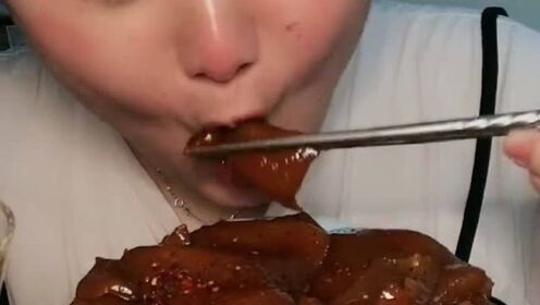 美女吃播吃猪皮,这大口吃肉的样子,看着就感觉很爽! - 腾讯视频