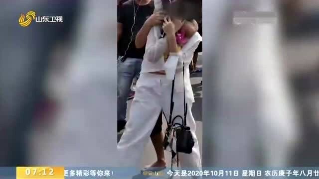 点赞!男子景区劫持女孩 山东好汉出手 勇救被劫女孩