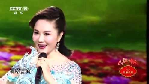 王莹《阳光路上》，歌声甜美人更美，不愧是民歌金嗓！