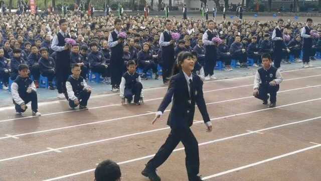 李雨霏零七年在学校的首秀,青春阳光自信