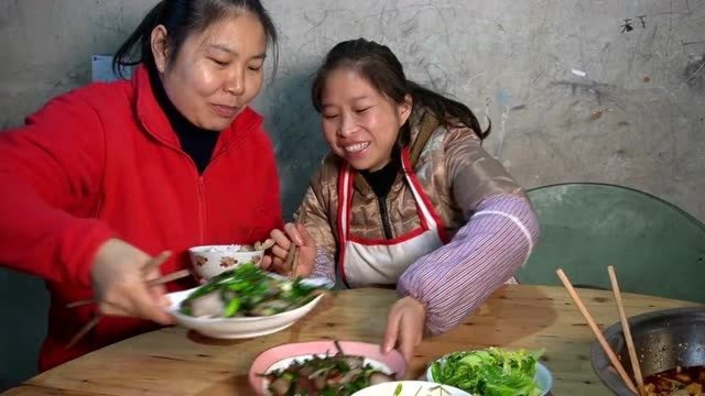 腊肉搭配蒜苗一起炒,这才是家乡的味道,看饿了!