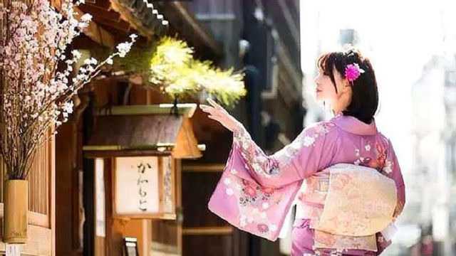 日本女生穿和服时,身后的“小枕头”有什么用?看完后秒懂!