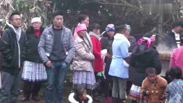 云南农村住土房的小伙结婚,两床被子搭身上,是什么意思