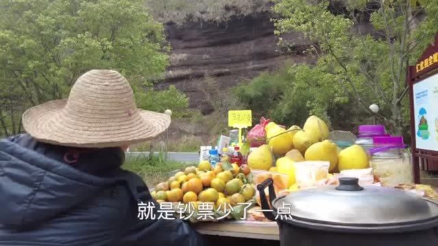 阴元石丹霞山景区另一块鬼斧神工的奇石,被称作生命之门