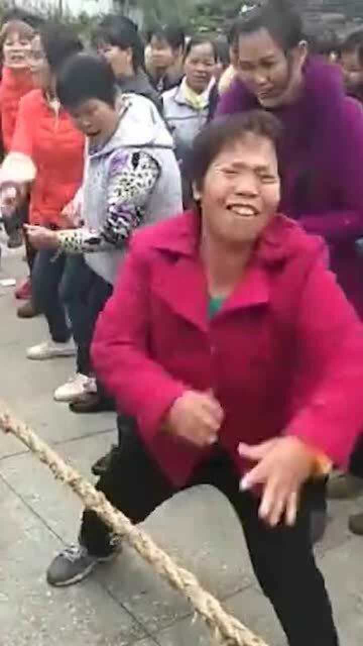 拔河比赛时的沙雕行为大妈助威时的表情太搞笑了