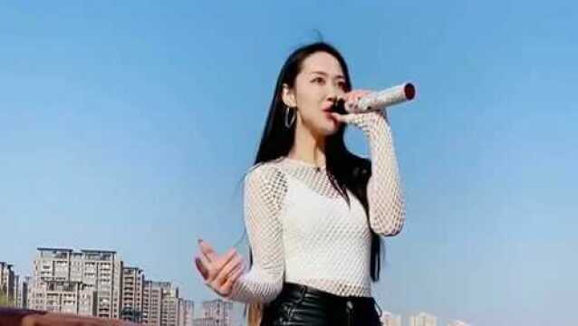 美女深情演唱一首《陪我喝醉》,伤感又好听,句句深情!