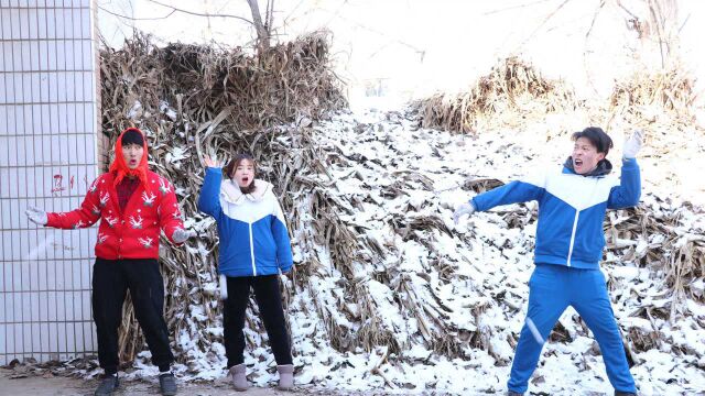 甜甜和来福玩打雪仗,没想来福把雪球扔到妈妈头上,太逗了