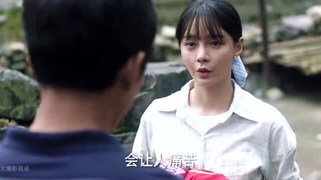 石咬金拿着缝好的喜服来向喜妹退婚喜妹含泪手撕喜服