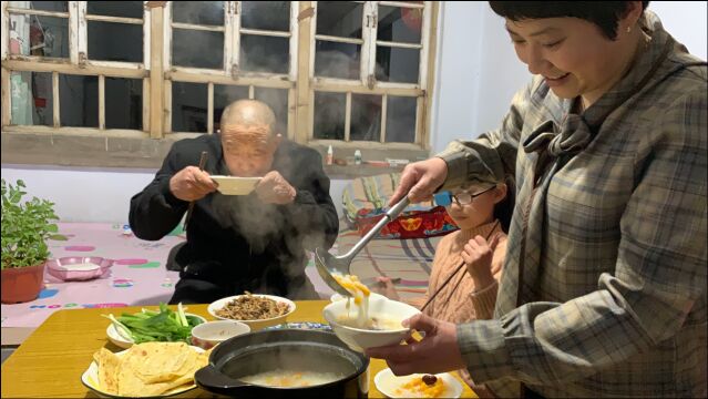 2根红薯1把枣做个养生粥,软糯香甜,配上鸭蛋饼,小葱蘸酱,好吃