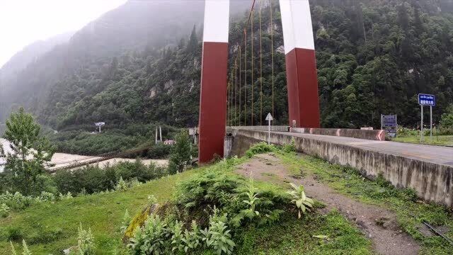 以前川藏线上的第一险通麦天险,川藏线这项工程花费15亿,却挽救无数生命,我们的祖国太伟大了!