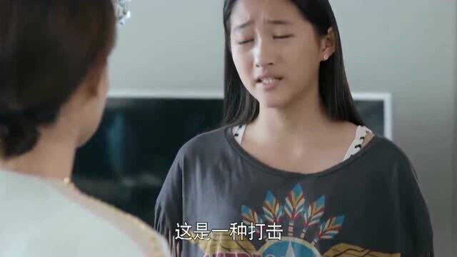 后妈惩罚做错事的继女,继女各种不愿意,后妈却一招把她搞定