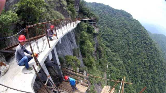 悬崖峭壁之上,惊险刺激的玻璃栈道,背后的修建过程有多少人知道