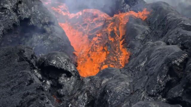 冰岛火山爆发现场,这才是真正的火焰山