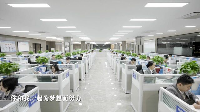 许嘉文演唱歌曲《为年轻而设计》MV