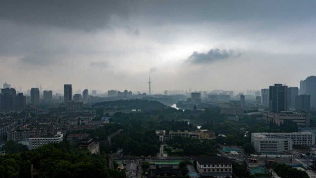 风雨交加!南京气象局发布暴雨+雷暴大风双预警