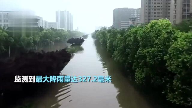 航拍暴雨后的新乡:市区积水内涝 车冲上路中央 局地最大降雨327.2毫米