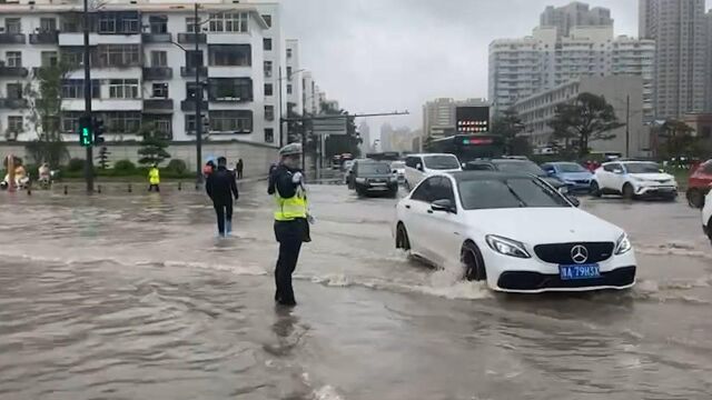 郑州迎来暴雨部分道路已断行,交警全力疏导司机莫冒险