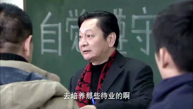 前进男人面试交白卷走人,哪料监考官问了几个问题,当场录取他