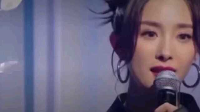 杨幂演唱《爱的供养》