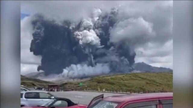 日本阿苏火山大爆发 现场实拍:火山渣四处飞溅 巨型浓雾遮天蔽日