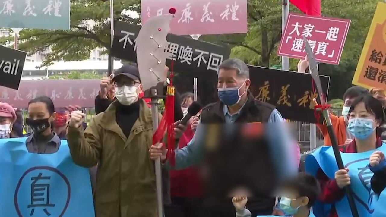 台海风云丨张亚中在民进党党部前耍关刀 要蔡英文交代论文真相