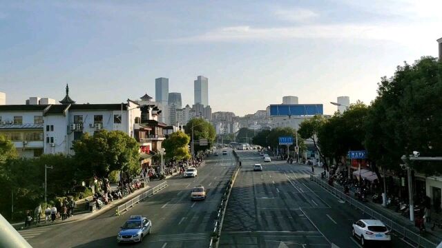 无锡解放东路,站在人行天桥上看城市风景