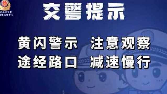 险之又险!货车抢黄灯撞倒电动车,一路摩擦冒火花!