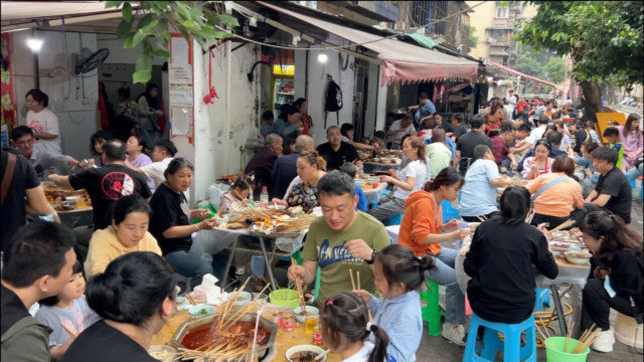 试吃重庆老居民区里的串串火锅,当地人排着队吃,拿菜得靠抢!