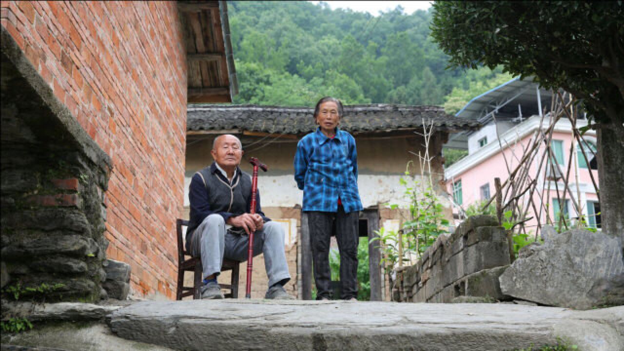 秦岭里的隐世小山村:不少人家已搬走,老人守着老屋守着青山绿水