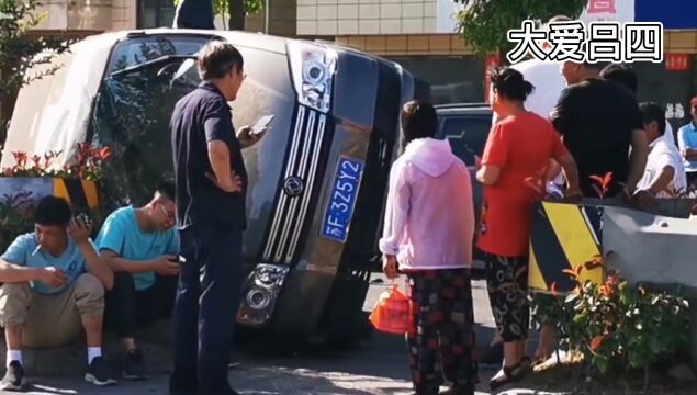 突发!启东发生一起车祸,一车发生侧翻!