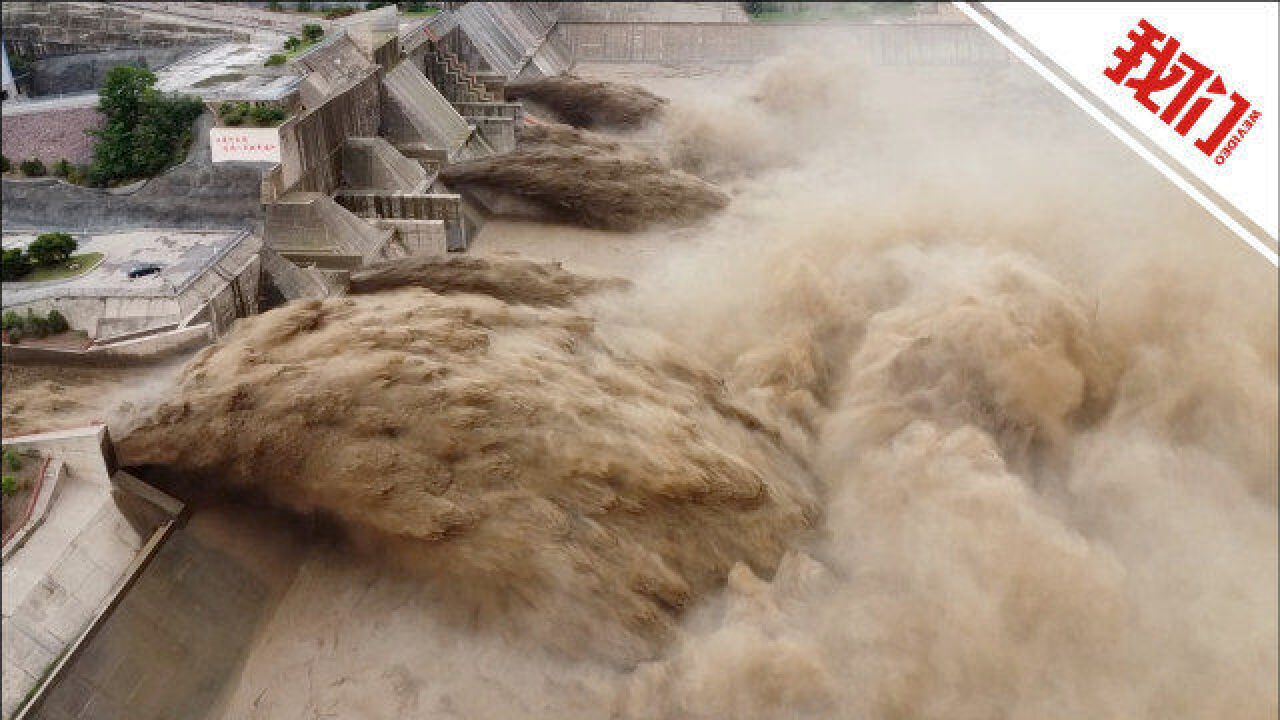 航拍黄河小浪底调沙现场:巨大水流裹挟泥沙倾泻而下