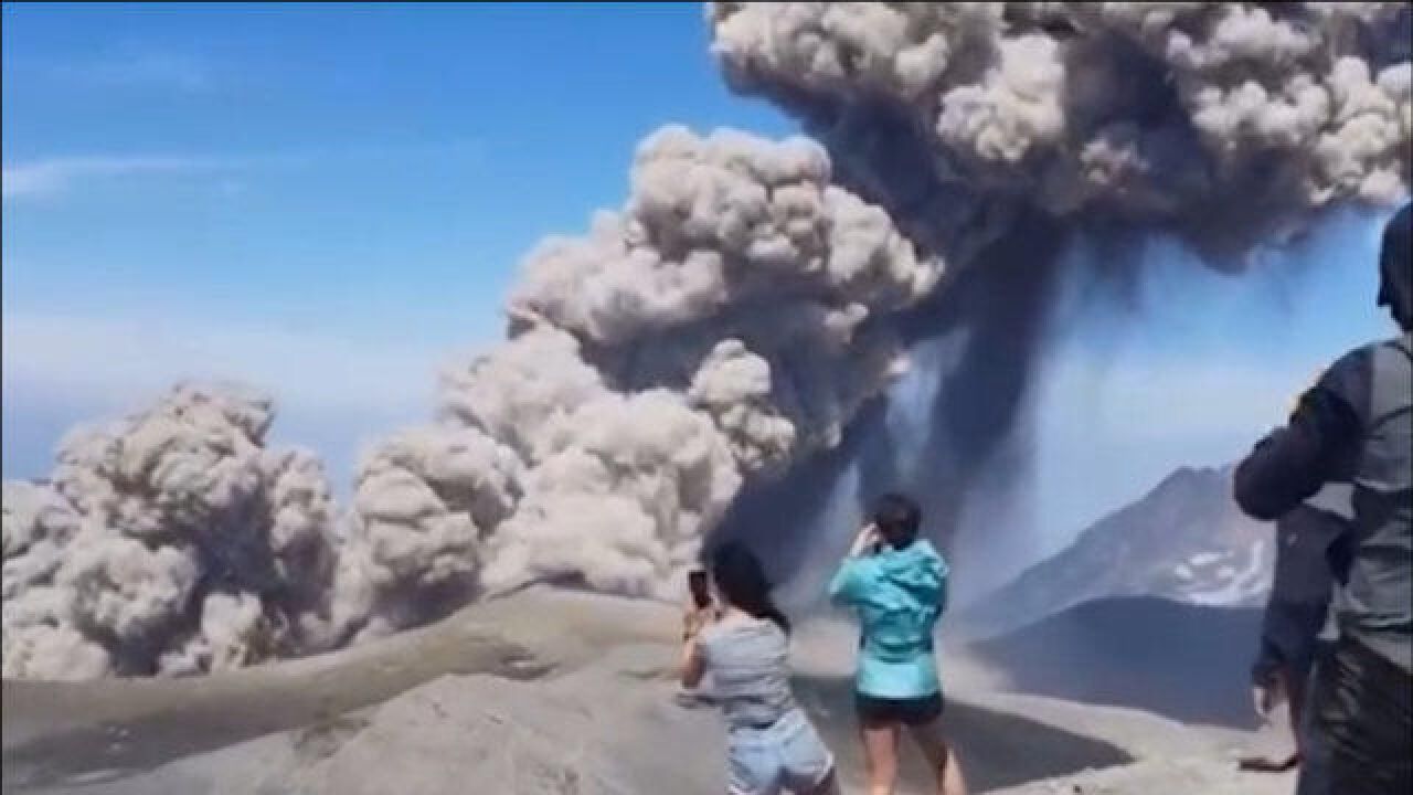 多角度现场视频!俄罗斯一休眠火山喷发 火山灰冲上2000米高空