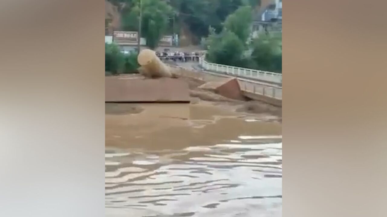 视频|甘肃庆阳暴雨致河水暴涨,疑似集装箱、铁筒撞击桥梁