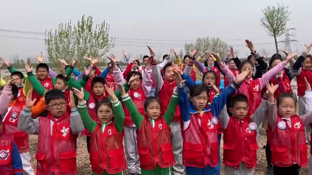 中国当代诗人、词作家阿紫领读《知识就是力量》杂志,带领“科学小记者”一起《读中国》