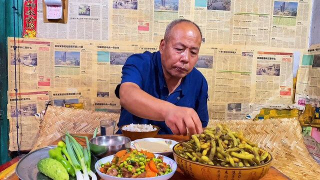 毛豆大丰收,农村大叔用毛豆做了啥下酒硬菜?下酒又下饭,太香了