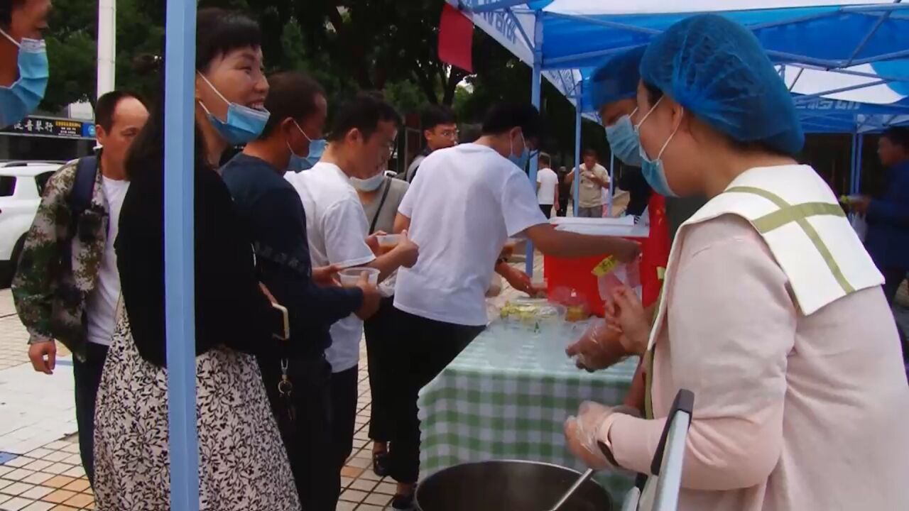 高校设摊为新生家长提供免费餐,家长:太暖心了