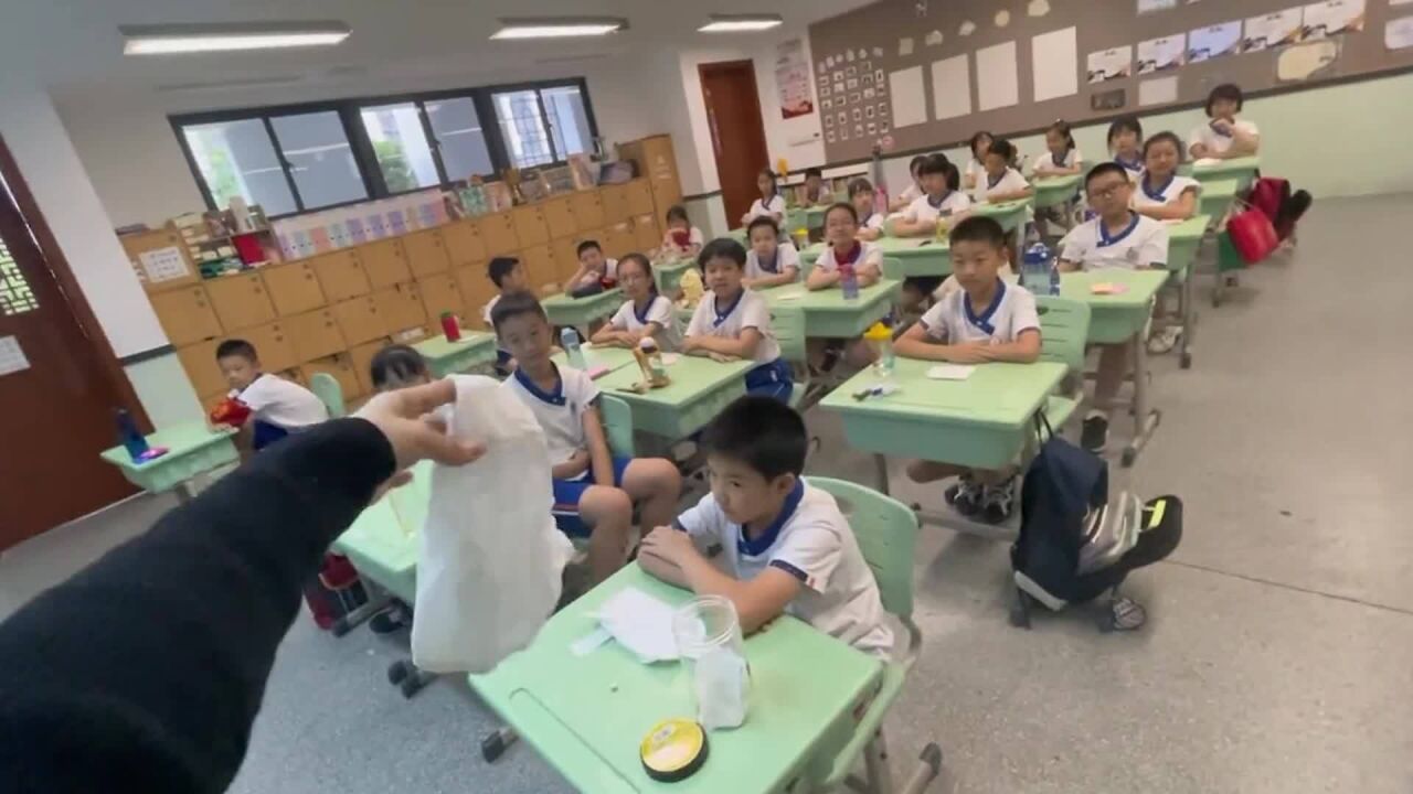 小学老师教学生如何使用卫生巾,男生举手主动上台学习使用方法