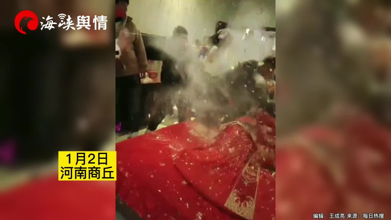 男子结婚闹洞房一进门被亲朋好友喷满雪花,摄影师:下意识挡新娘前面了